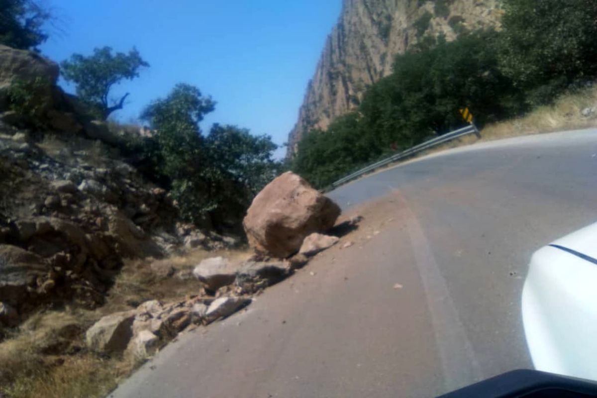 سقوط سنگ در جاده هراز بر روی خودروی سواری