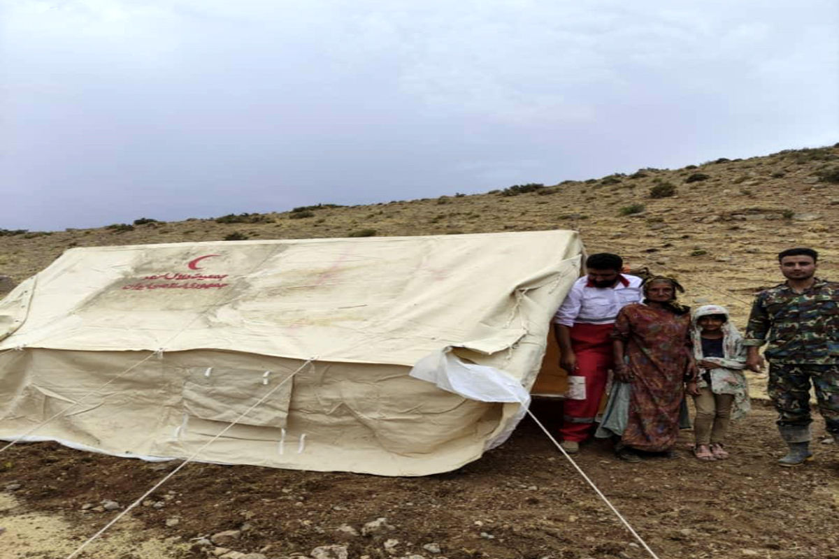 امدادرسانی هلال احمر به عشایر گرفتار در سیل شهرستان سمیرم