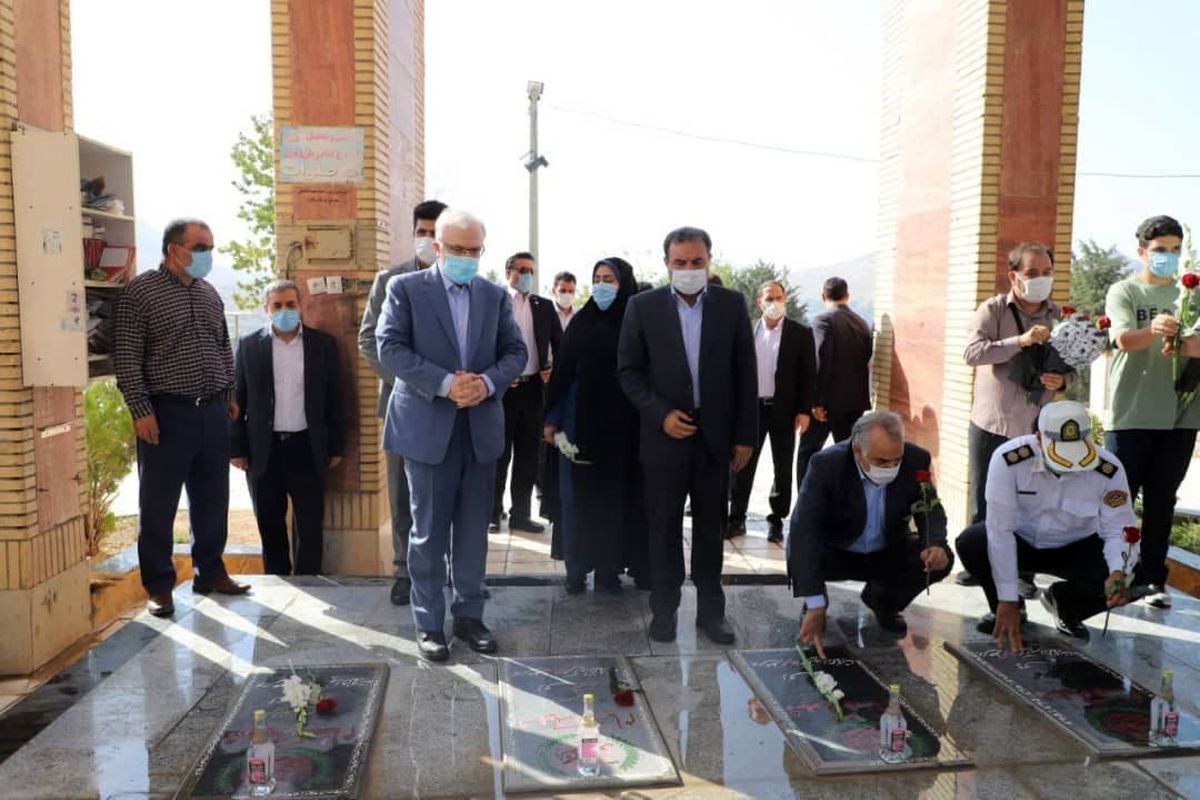 ادای احترام وزیربهداشت به مقام شامخ شهدا در لرستان
