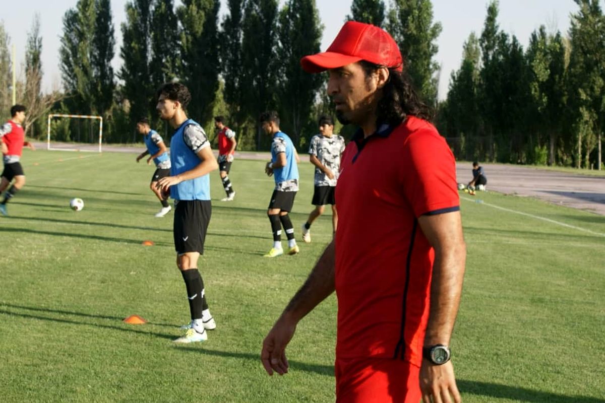 مس نوین همچنان با فرزاد فوتبال کرمان یکه تازی می‌کند