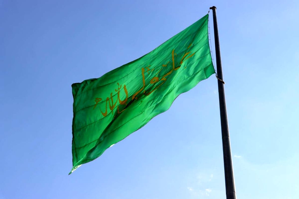 پرچم مزین به نام امام علی (ع) بر فراز شهر همدان به اهتزاز  در آمد