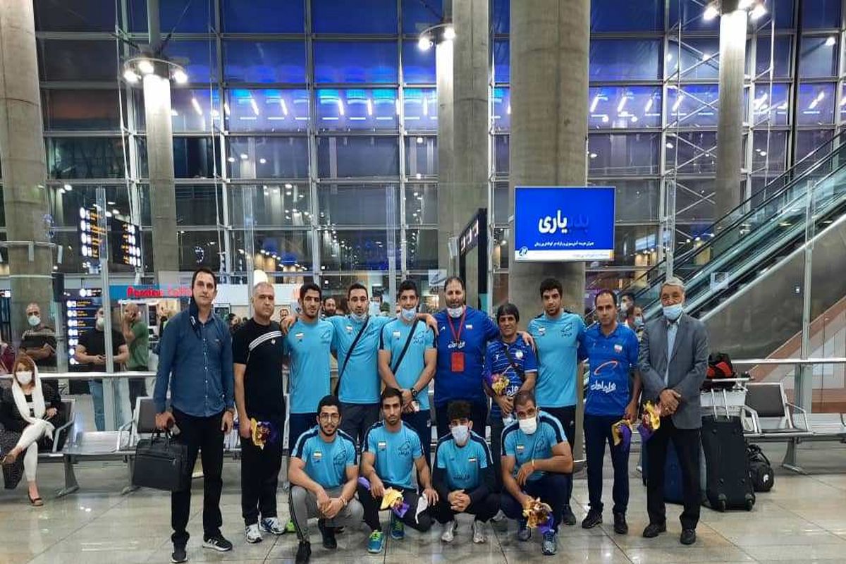 تیم منتخب کشتی آزاد بامداد امروز به کشور بازگشت