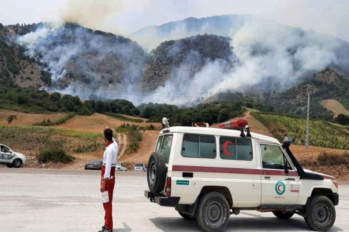 پنج نیروی اطفای حریق در آتش سوزی جنگل‌های استان گلستان مصدوم شدند+ عکس