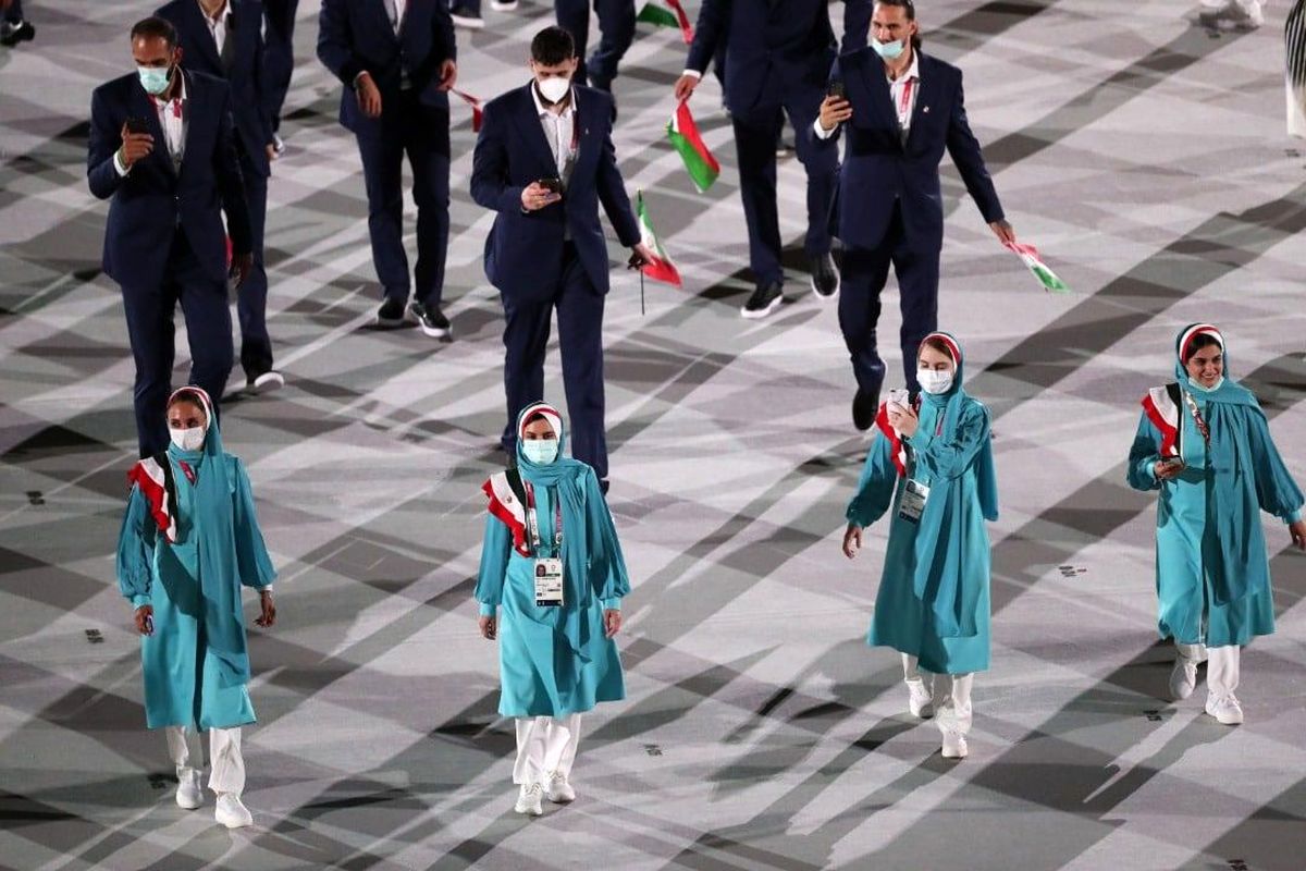رژه کاروان ایران در افتتاحیه المپیک توکیو با لباس رسمی