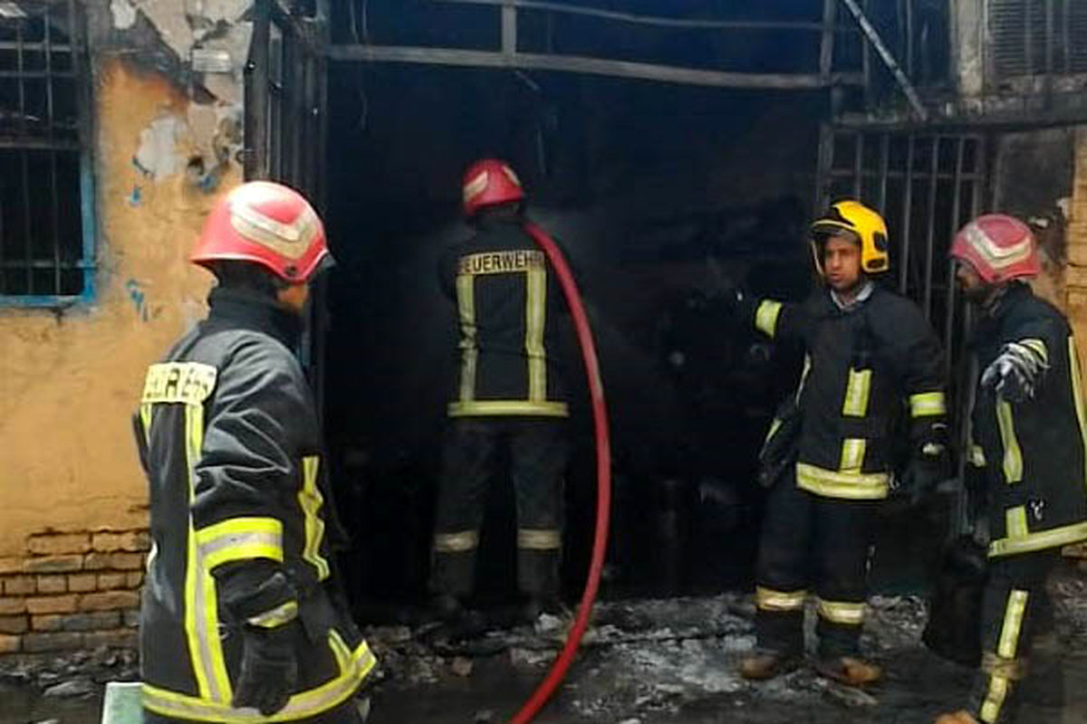 آتش‌سوزی کارگاه توزیع سیلندر گاز مایع در قم/آتش با تلاش عوامل آتش‌نشانی مهار شد