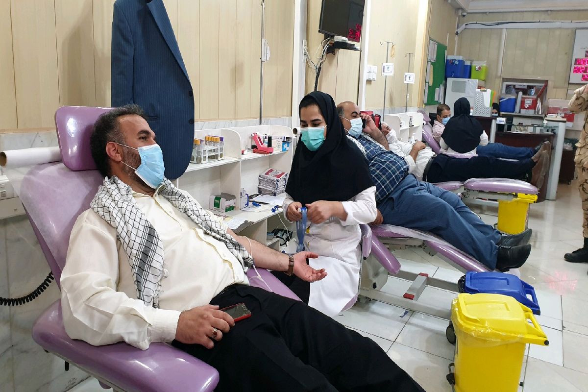 بسیج ورزشکاران و هیئت ورزش های همگانی قزوین با اهدای خون خود برای نجات جان بیماران همت کردند
