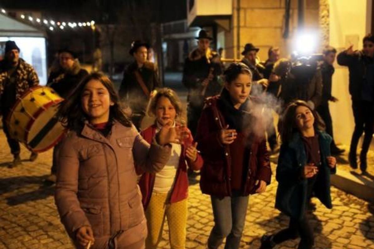 جنجال مراسم عجیب سیگار کشیدن دختر و پسرهای ۵ ساله! + عکس