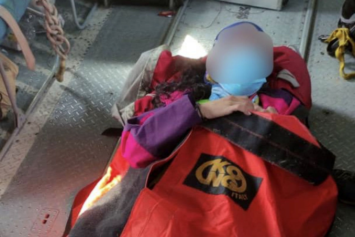 دو سورتی پرواز برای نجات یک زن در علم کوه/ مصدوم به بیمارستان منتقل شد