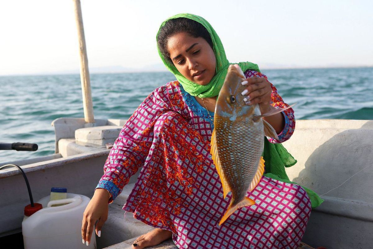 زنانِ ماهیگیری که بدون مجوز و حامی به دریا می‌زنند