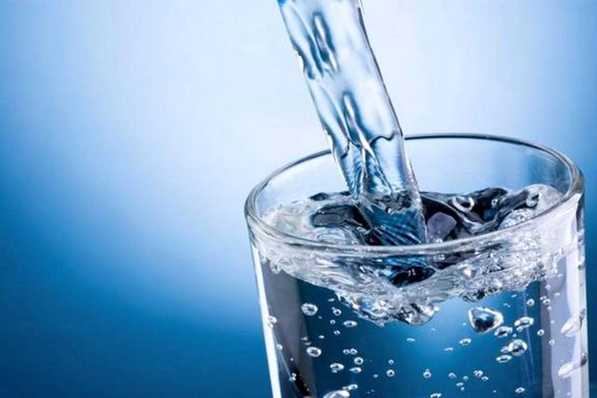 مایعات مورد نیاز بدن با نوشیدن ۸ تا ۱۲ لیوان آب تأمین می‌شود