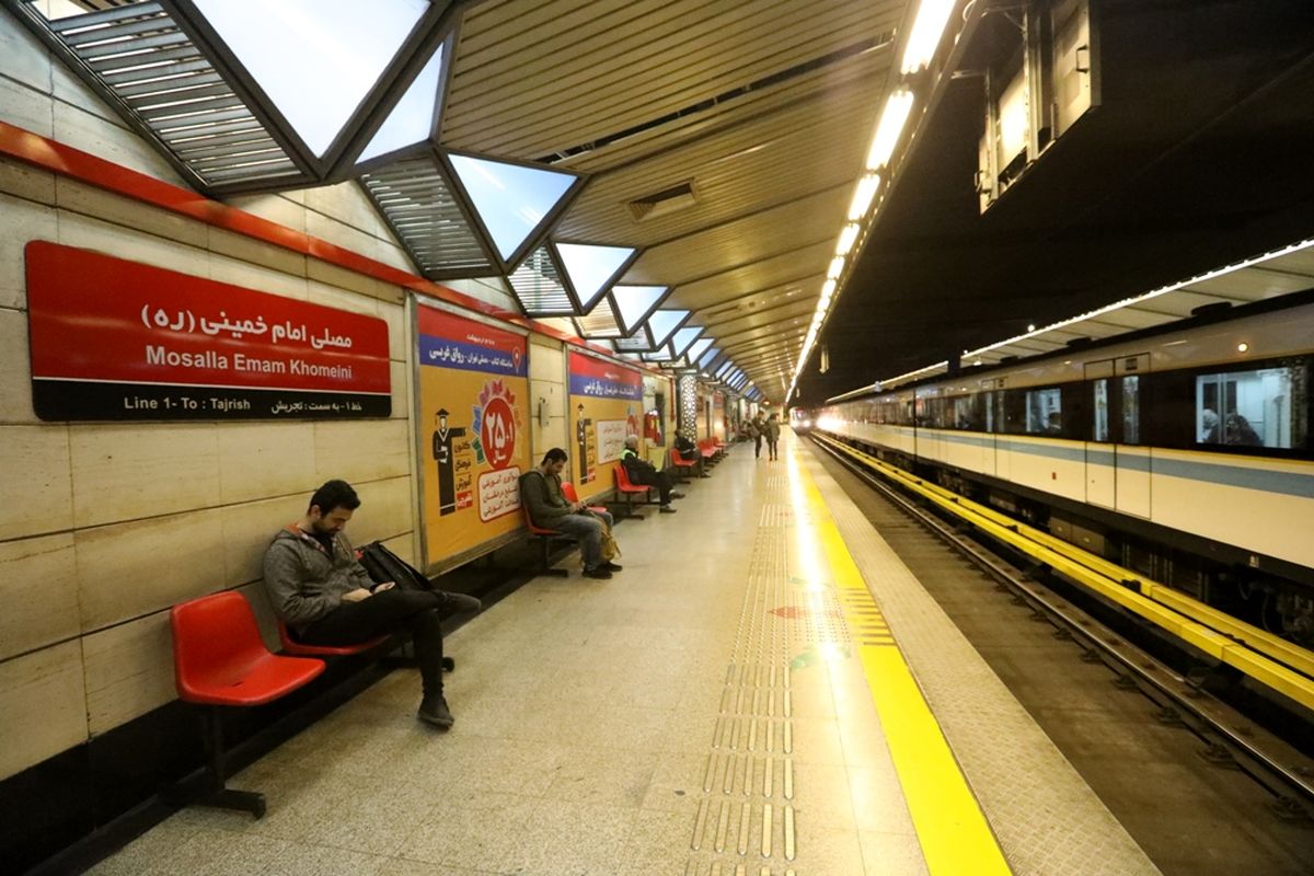پیرمردی با رنگ موی عجیب در مترو تهران + عکس