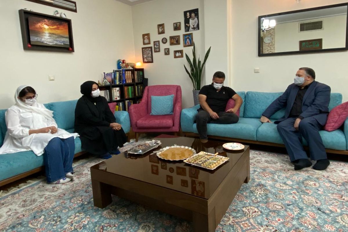 حضور مدیرعامل بنیاد فارابی در منزل علی سلیمانی