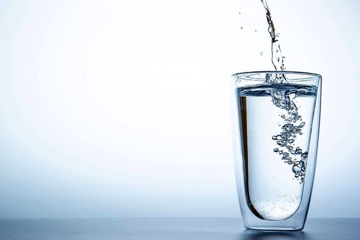 به راحتی خوردن یک لیوان آب وزن خود را کاهش دهید