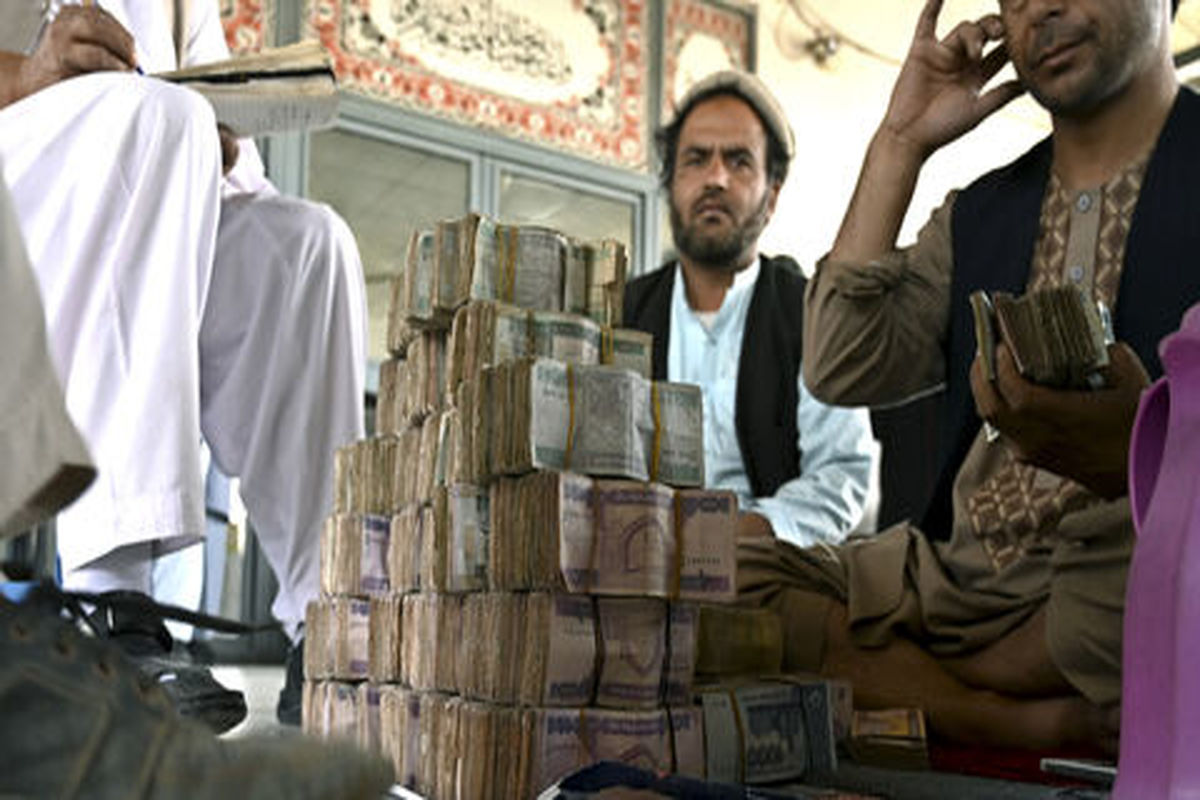 کاهش ۱.۷ درصدی افغانی با فرار رییس بانک مرکزی از کابل