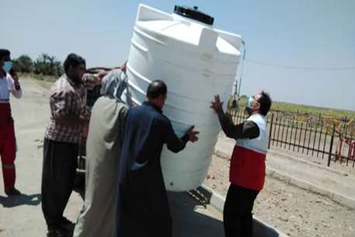 تداوم تلاش‌ها برای کمک به مناطق درگیر تنش آبی در خوزستان/ ۹۱ هزار لیتر آب تصفیه شده در هویزه توزیع شد