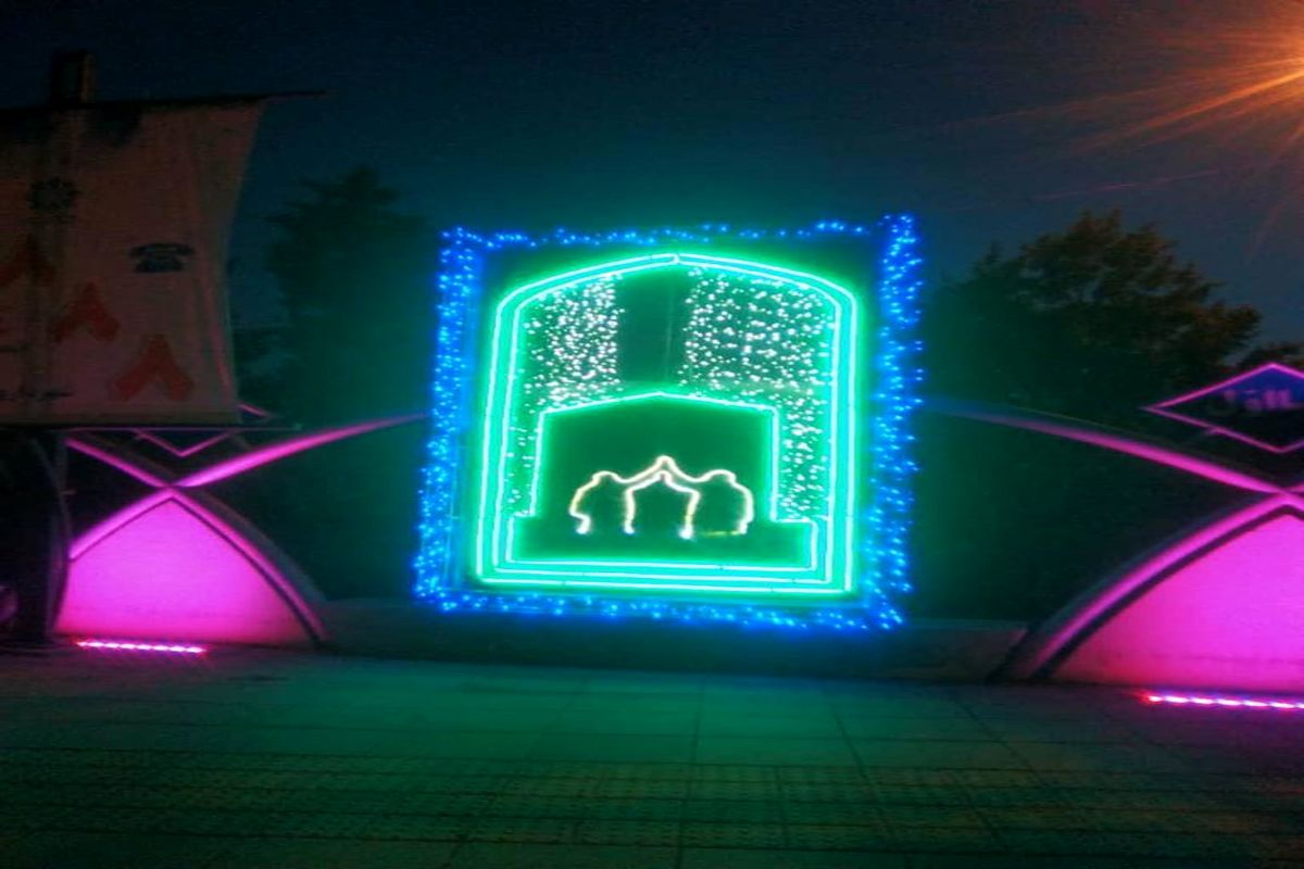 دیوار نویسی و نصب المان‌های نوری عید غدیر در معابر اصلی