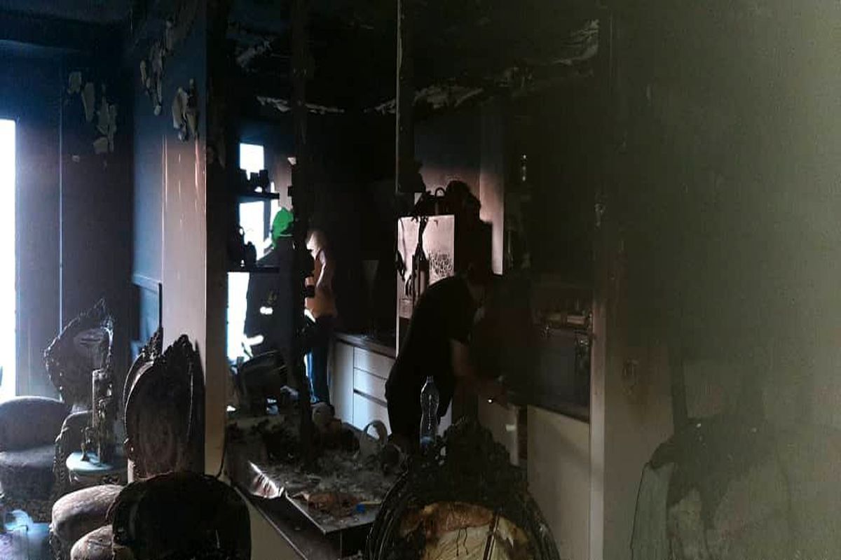 آتش سوزی مقابل دانشگاه آزاد اسلامی/ ۹ نفر نجات پیدا کردند