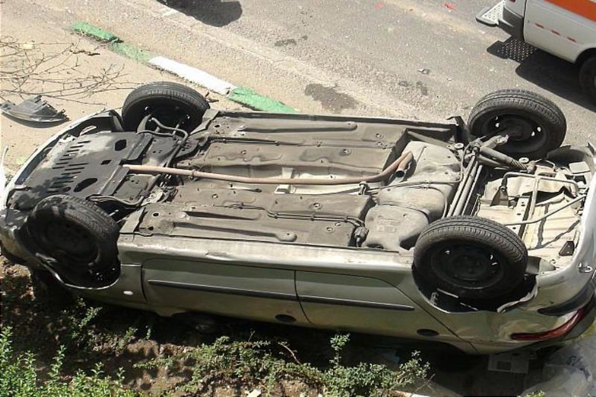 یک دستگاه خودروی ساینا در اتوبان یادگار امام واژگون شد