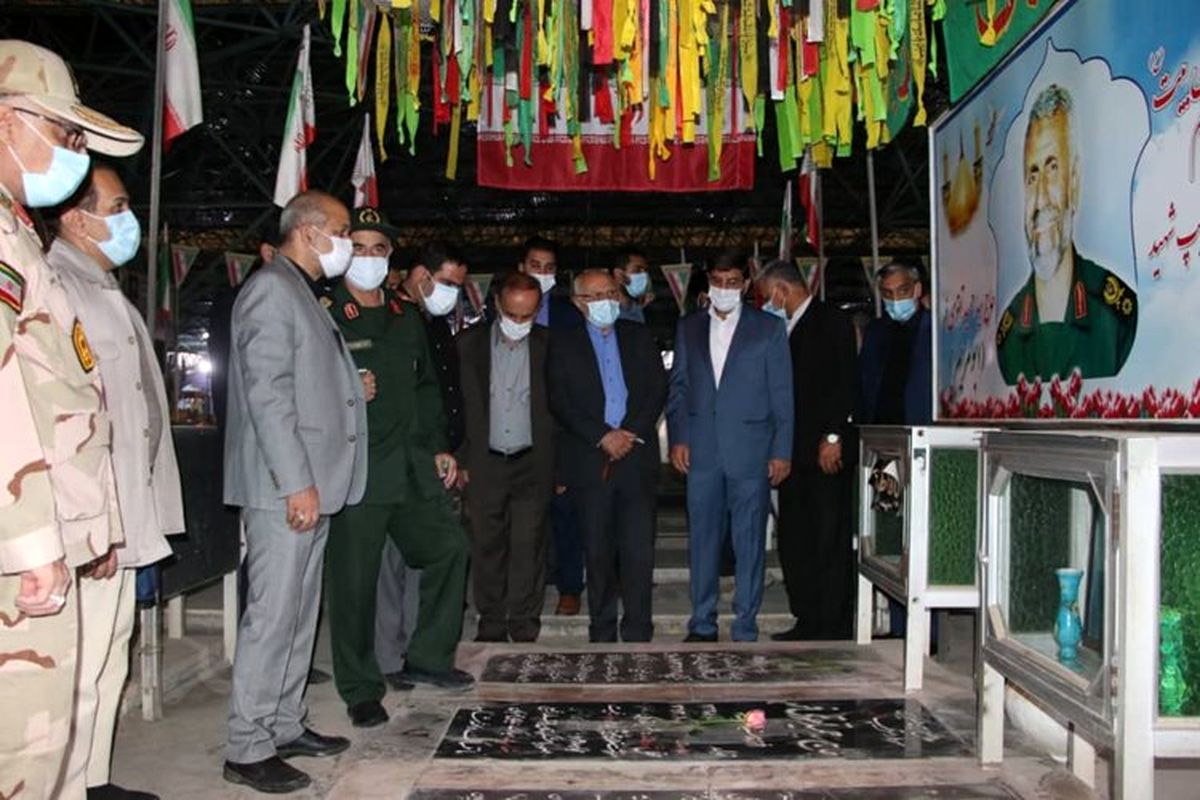 ورود وزیر کشور به اهواز/ حضور دکتر احمد وحیدی در گلزار شهیدان و ادای احترام به آرمان های شهدا در بدو ورود