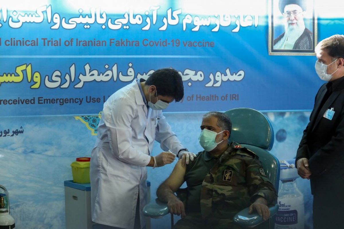 تزریق واکسن فخرا به رئیس اداره بهداشت، امداد و درمان وزارت دفاع/ اله ورن: مردم با اطمینان «فخرا » را تزریق کنند