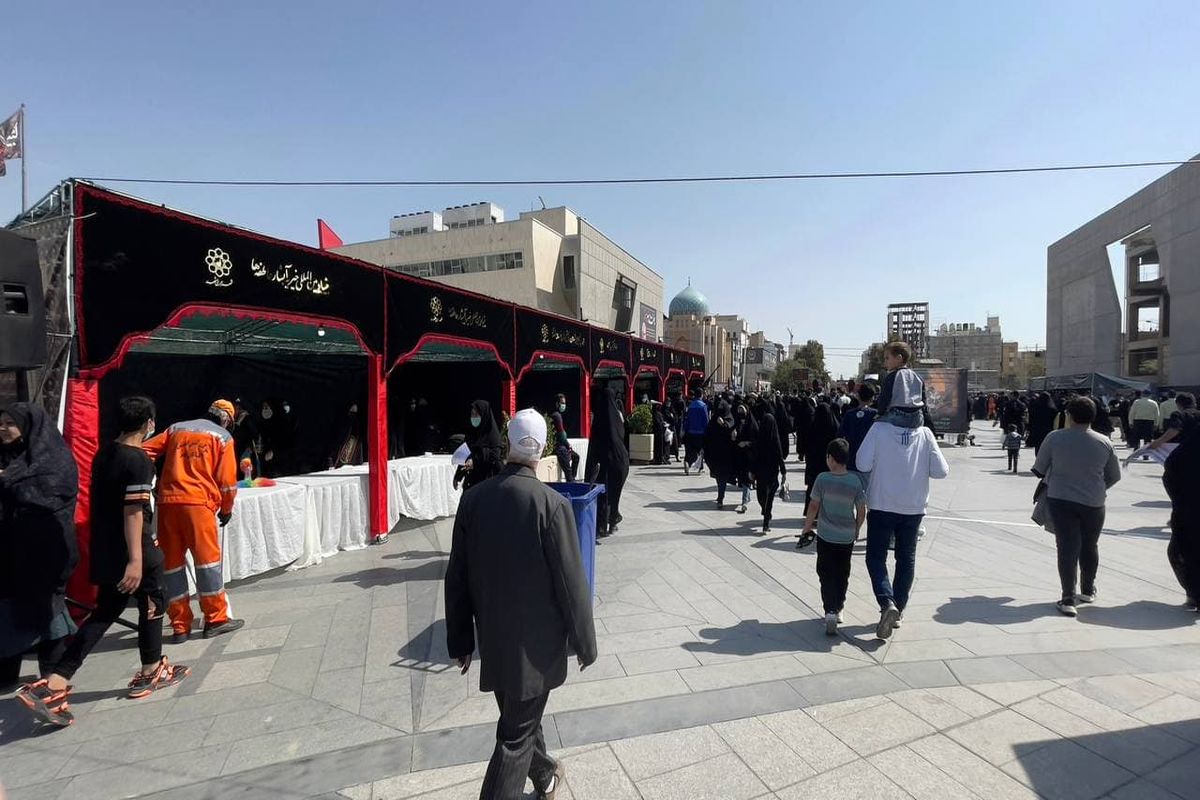 برپایی ایستگاه استقبال از زائران رضوی در عرصه میدان شهدا