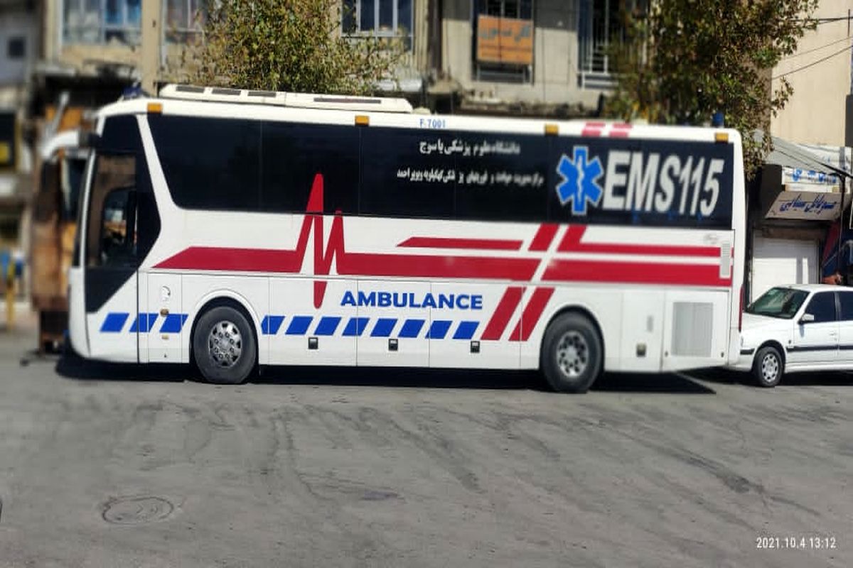 استقرار اتوبوس آمبولانس اورژانس برای واکسیناسیون عمومی در میدان هفت تیر یاسوج