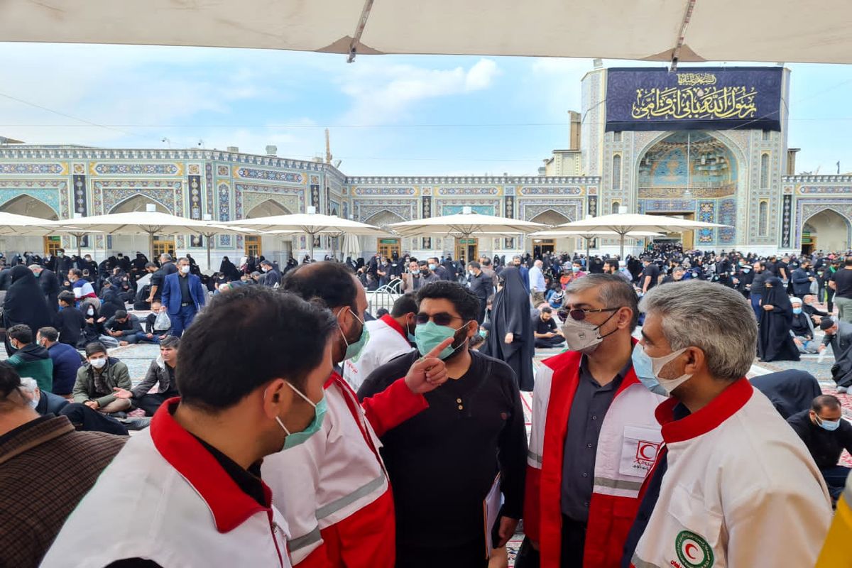 گزارش طرح همسفران خورشید دهه آخر صفر هلال احمر خراسان رضوی/ از خدمت به زائران پیاده تا تب سنجی و پوشش امدادی حرم مطهر رضوی