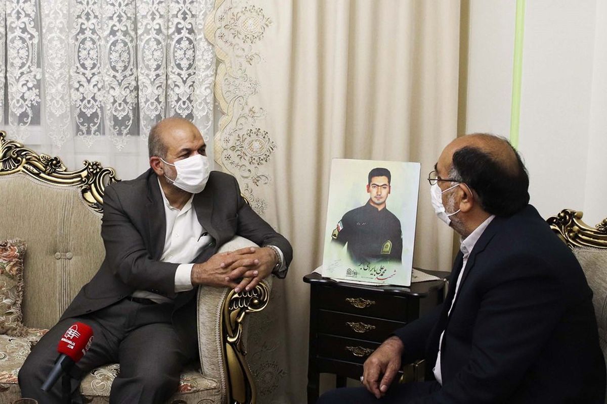 وزیر کشور به دیدار یک خانواده شهید رفت