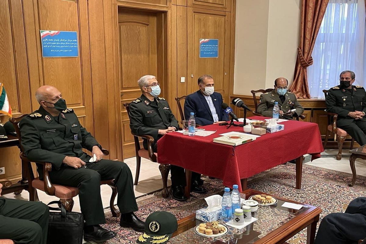 نشست صمیمانه سردار باقری با کارکنان سفارت ایران در مسکو