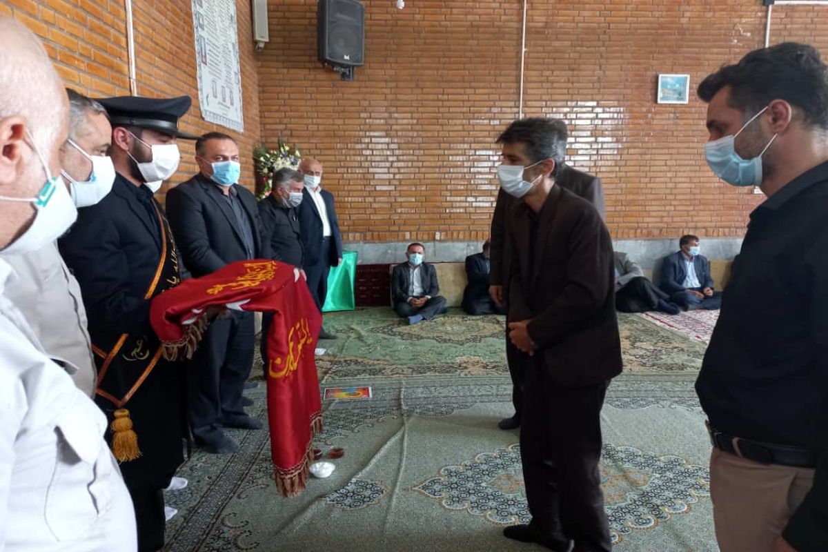 اهداء پرچم مسجد مقدس جمکران به خانواده شهید علی لندی