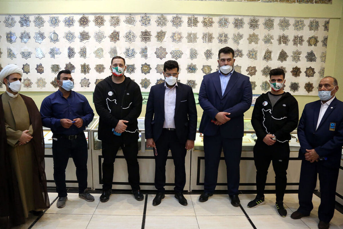 اهدای مدال ۵ قهرمان وزنه‌برداری به موزه آستان حضرت فاطمه معصومه(س)