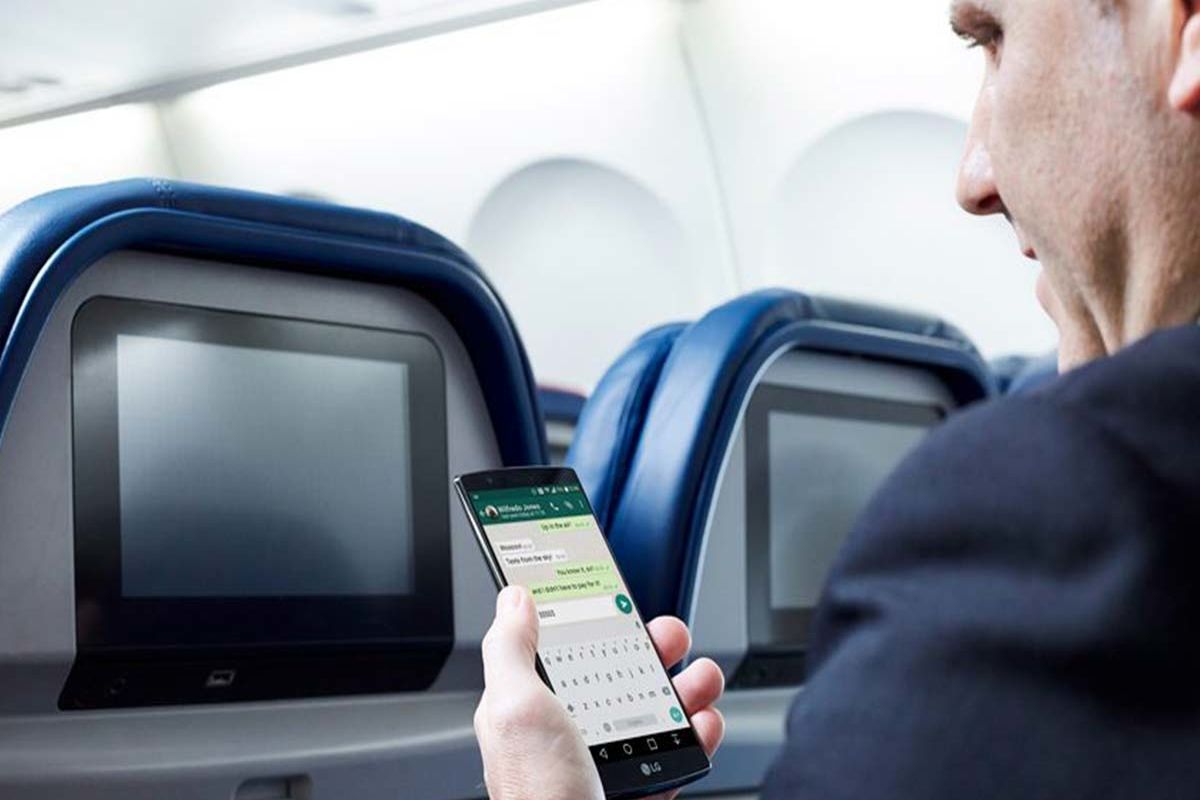 چرا باید در هواپیما موبایلمان را خاموش کنیم؟