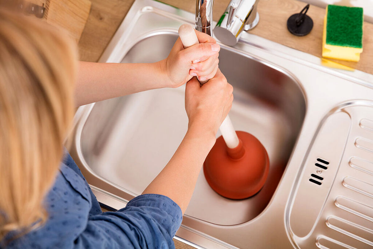 ۴ روش کاربردی برای باز کردن گرفتگی سینک ظرفشویی