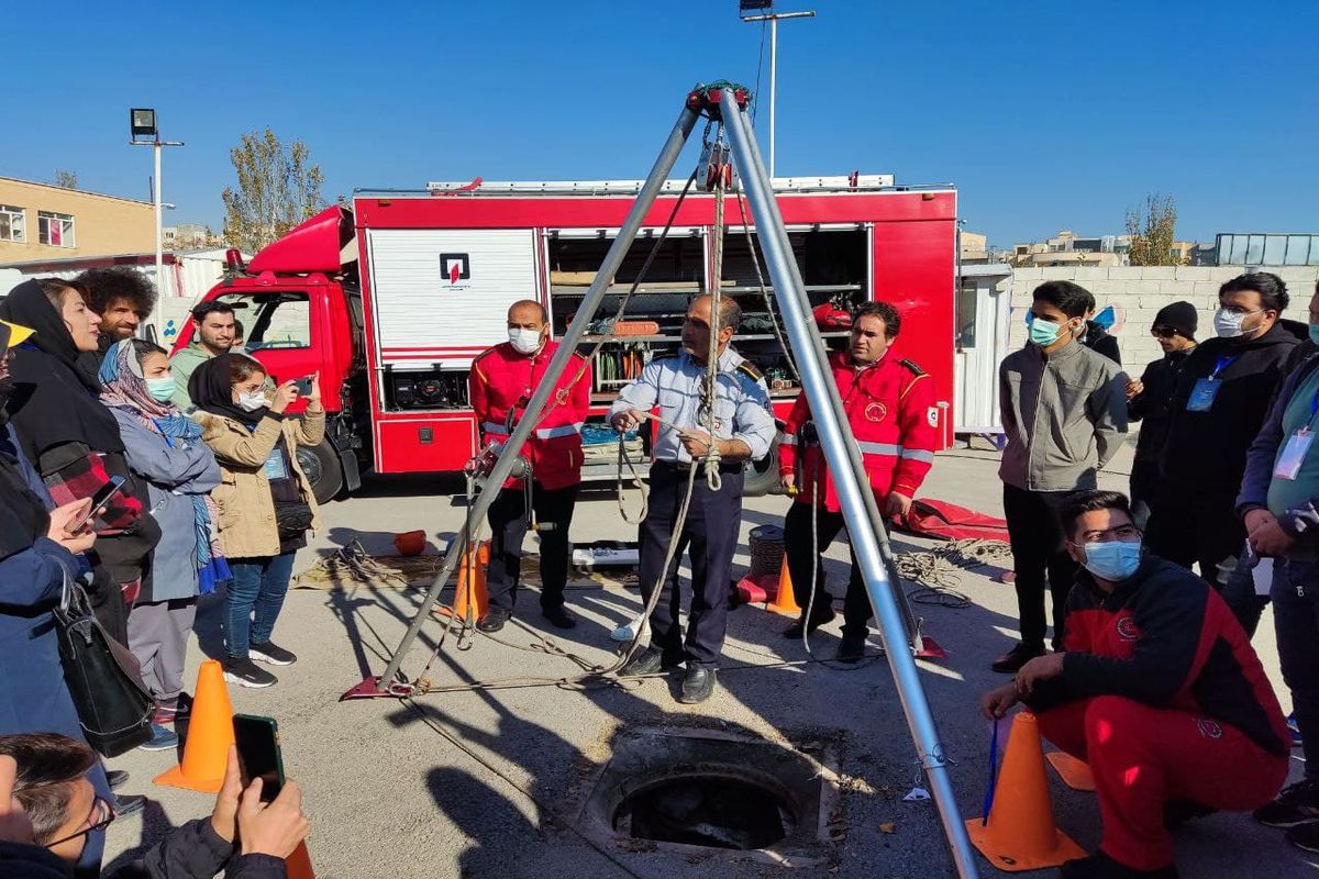 اعضای دوره توانمند سازی شبکه امداد و نجات سمن‌های جوانان در ایستگاه آتش نشانی تبریز حضور یافتند