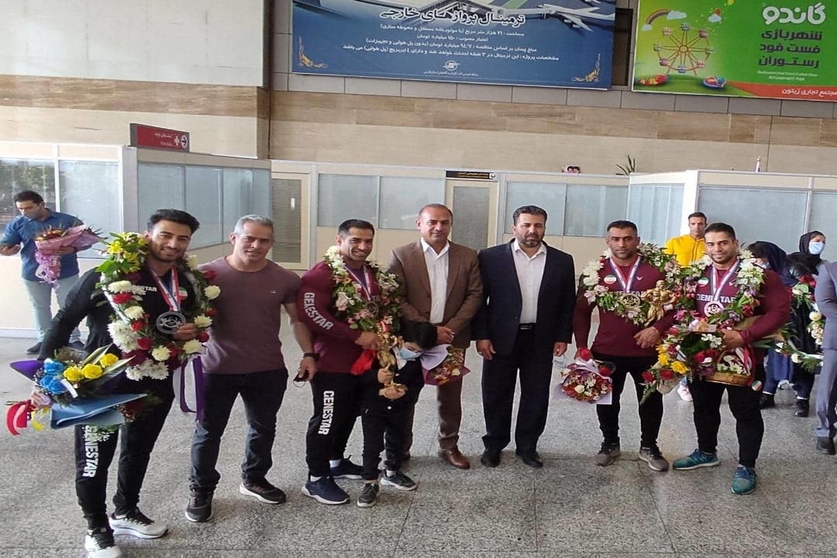 قهرمانان جهان در میان استقبال پر شور مردم  و مسئولین وارد شیراز شدند