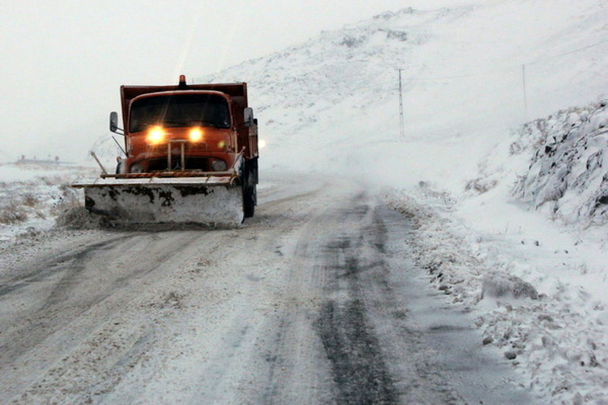 بارش برف راه ارتباطی ۹۷ روستای استان همدان را مسدود کرد