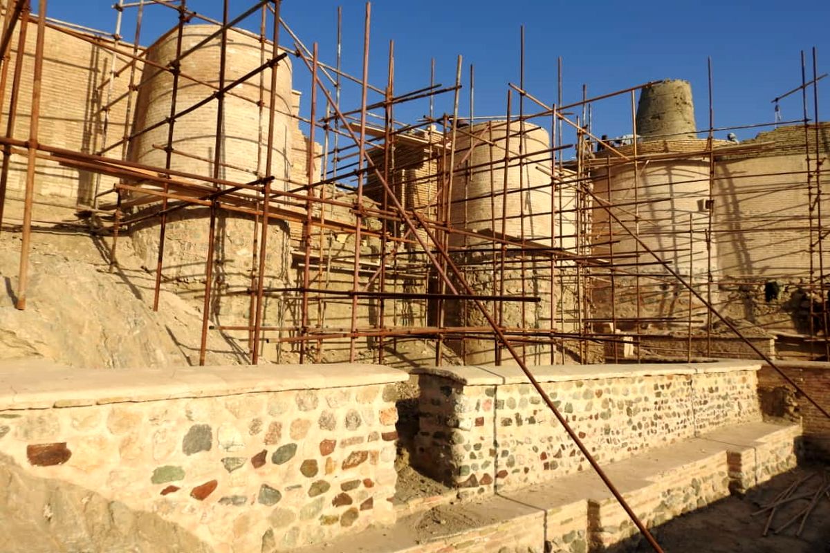 احیای حصار و بقایای معماری قلعه تاریخی منوجان در حال انجام است
