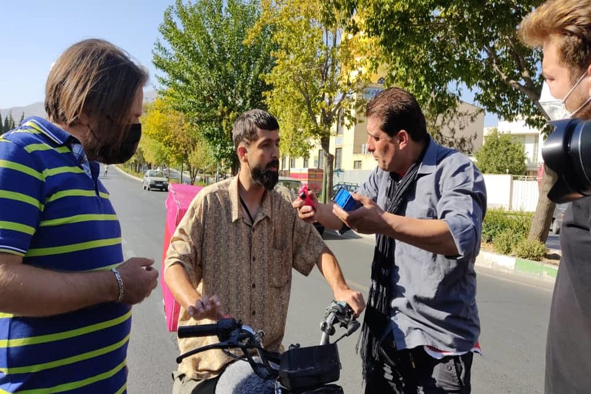 موتورسواری هومن حاجی عبداللهی، امیرکربلایی زاده و عباس جمشیدی فر در خیابان های تهران/مهرداد ضیایی جلوی دوربین رفت