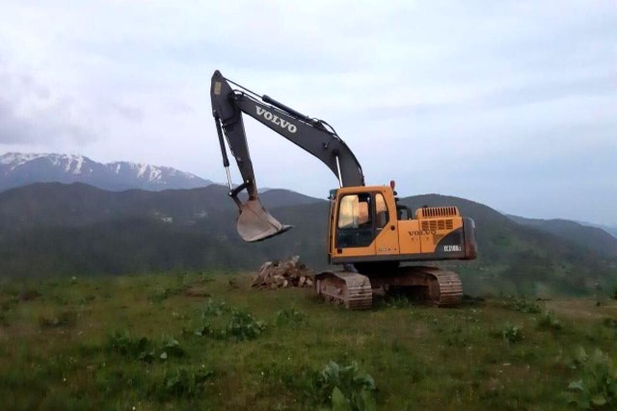 توقیف بیل مکانیکی حین تخریب اراضی ملی