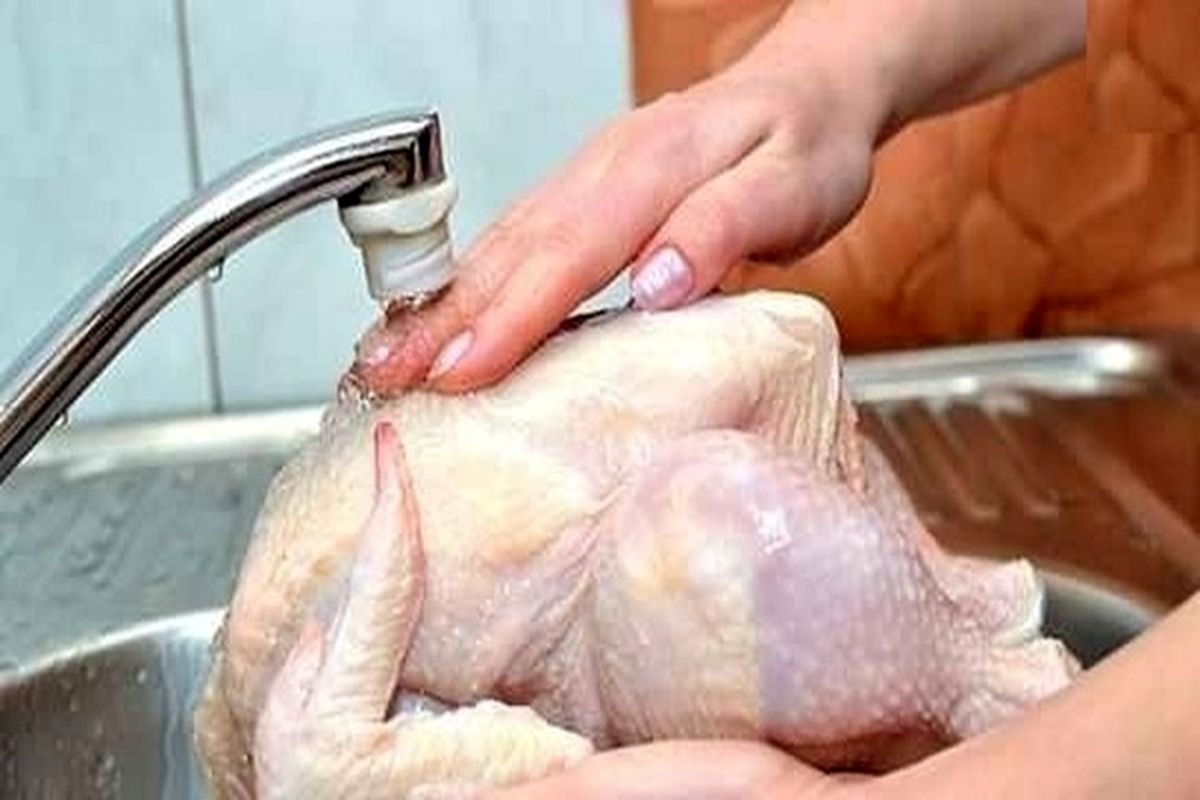 اشتباهی وحشتناک هنگام شستن مرغ