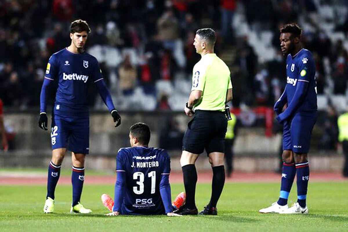 یک بازی فوتبال در لیگ برتر که با ۹ نفر شروع شده بود به پایان نرسید!