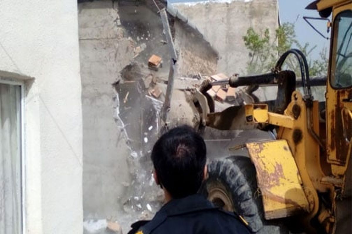 یک شهرک غیرمجاز در اراضی کشاورزی نظرآباد تخریب شد
