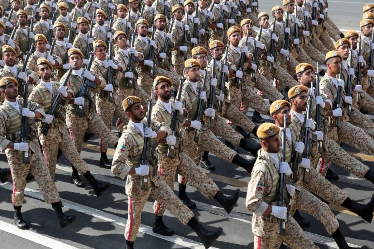 شباهت ها و تفاوت های ارتش و سپاه پاسداران انقلاب اسلایم در «ایران امروز»