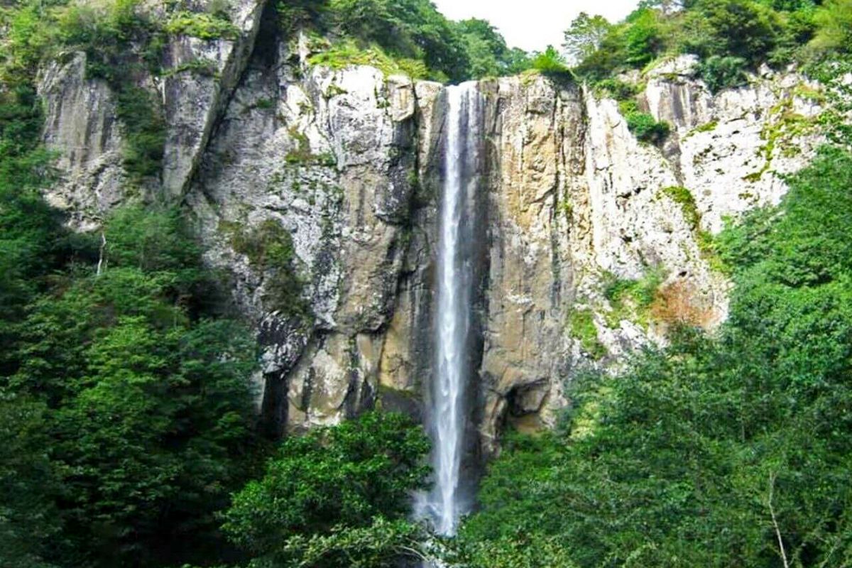 آبشاری شگفت انگیز در گیلان که تاکنون نامش را نشنیده اید!
