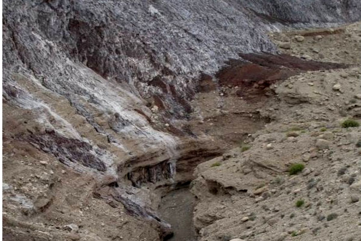 آبشار کوه نمک خرسین از دیدنی های بی نظیر استان هرمزگان