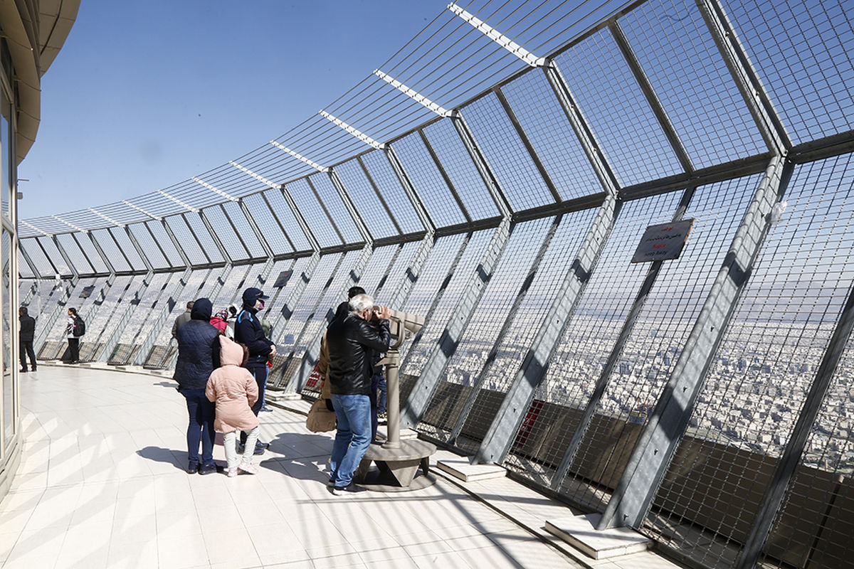 بار گردشگری تهران روی دوش برج میلاد، دریاچه شهدای خلیج فارس و اراضی عباس آباد