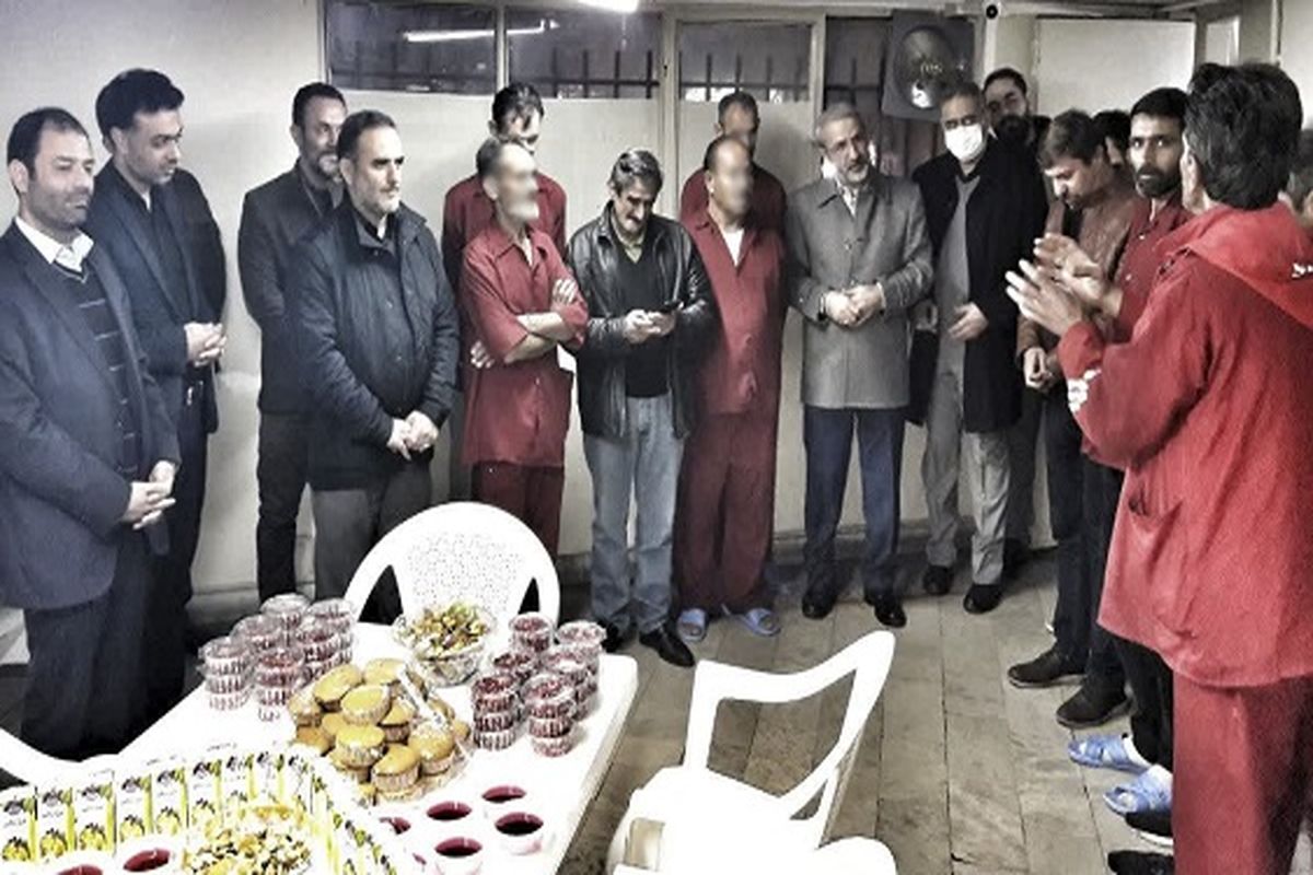 قول شهردار کرج به مددجویان یک گرمخانه در جشن شب یلدا