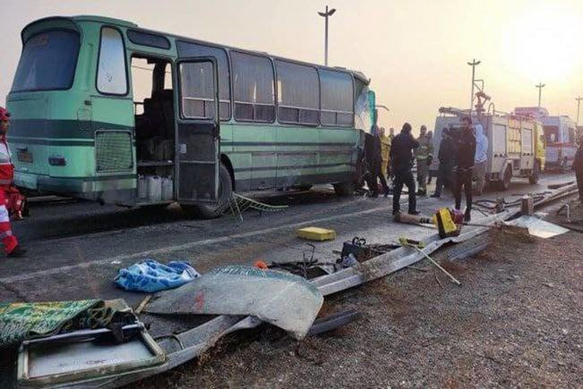 یک فوتی و ۱۱ بدحال در اثر تصادف نزدیک فرودگاه امام/ دلیل حادثه: برخورد اتوبوس دوم از پشت به اتوبوس اول