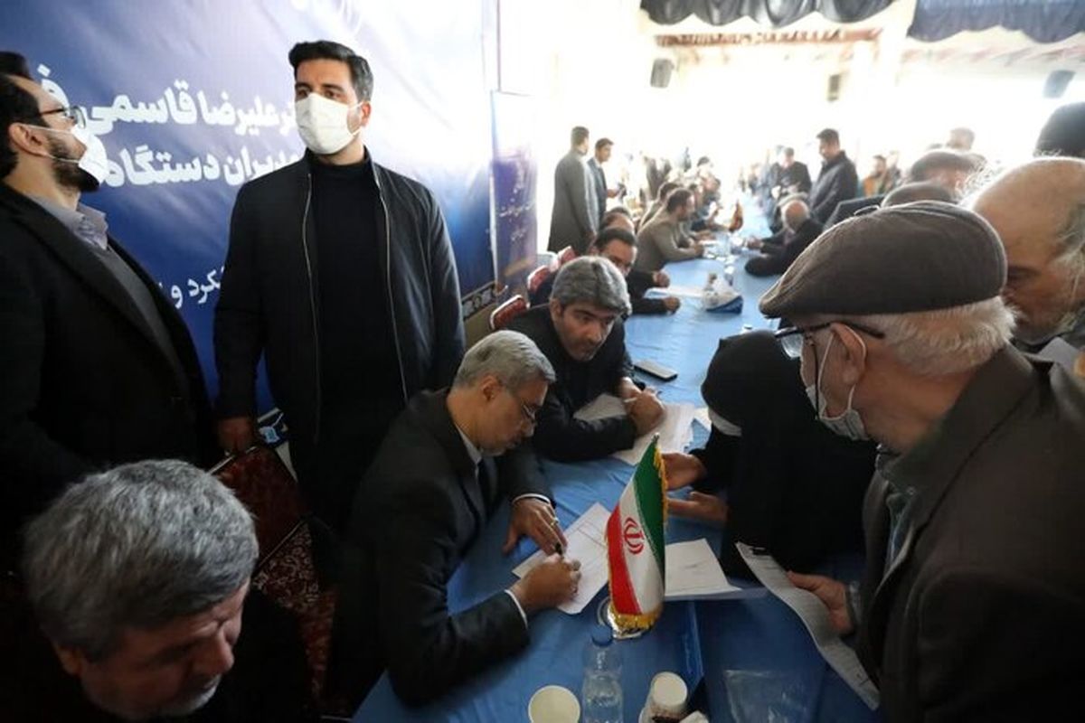 حضور استاندار همدان و جمعی از مدیران در میز خدمت نماز جمعه شهر همدان