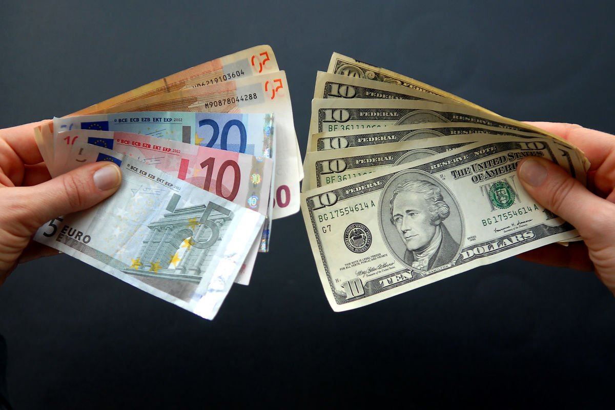 قیمت دلار و یورو در معاملات توافقی امروز چهارشنبه ۱۴ دی‌ماه ۱۴۰۱